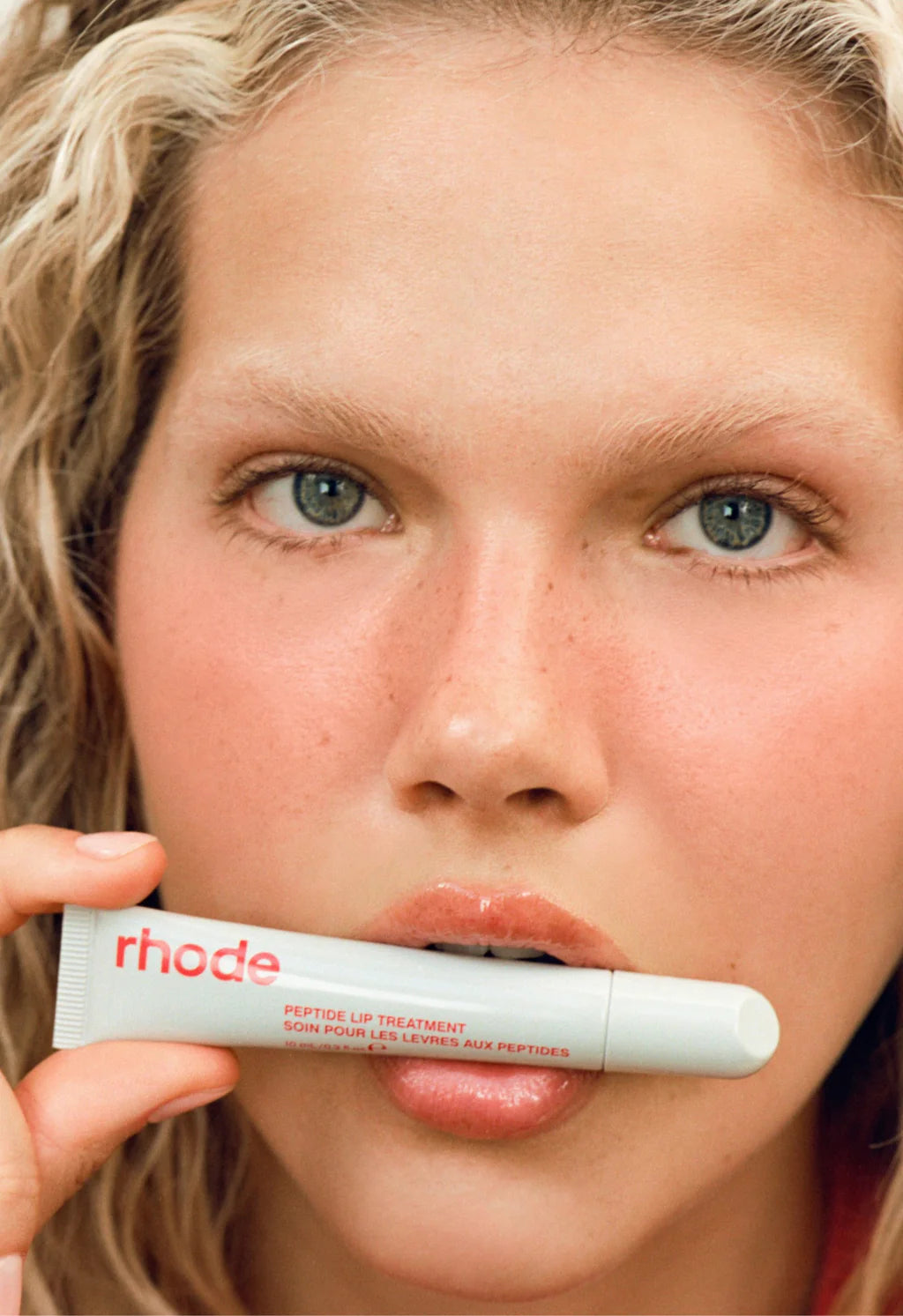 R H O D E Peptide Lip treatment In Strawberry glaze
